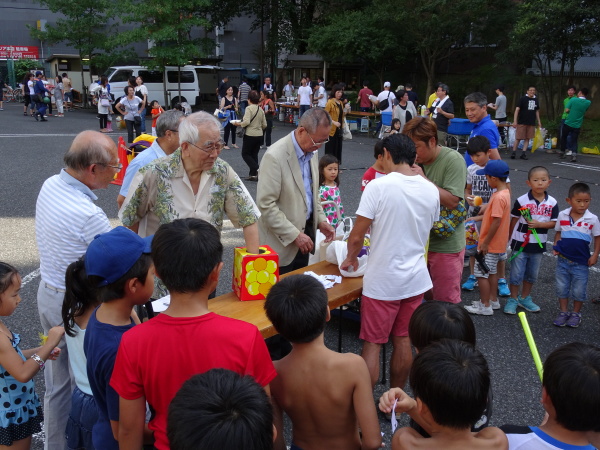 町会長さんたちがくじを引きます