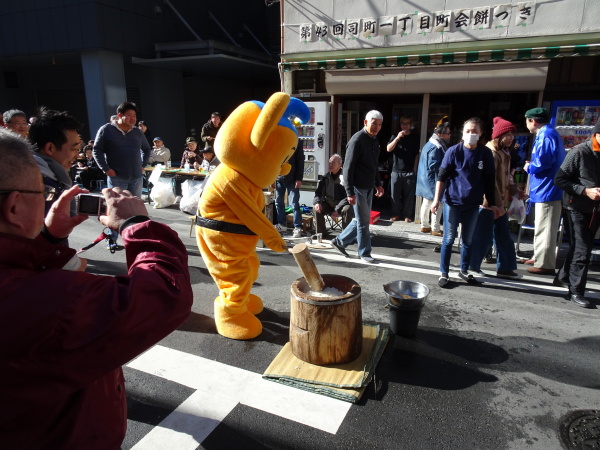 ピーポ君の餅つきにみんな大喜び