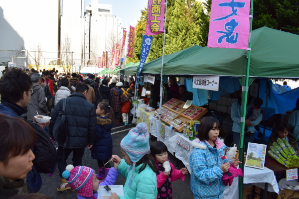 物産テントには野菜、漬物、お酒など