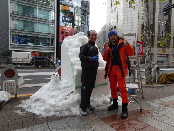 ㈫雪だるまで「ちよとも」を作成中のちよだトモダチ作戦のお二人