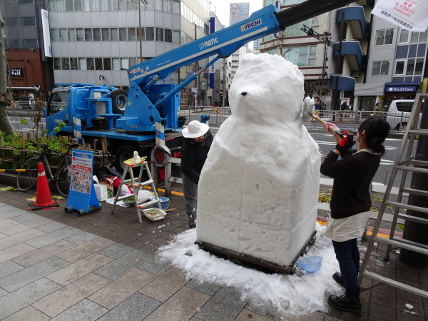 ㉀雪やのんのん！秋田犬「のの」を作成するアーツ千代田3331雪だるま製作チームのお二人