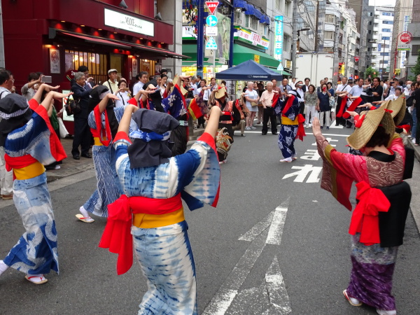 衣装の模様は左右対称