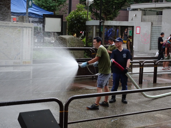 片付けの後は消防団による道路清掃