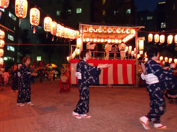 暑さを感じさせない婦人部さんの見事な踊り