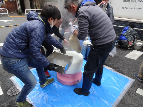 小川町三丁目西町会　何臼目かの餅つきがはじまるとこでした