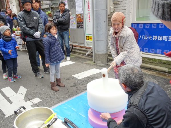 みんなで餅つきを楽しみます