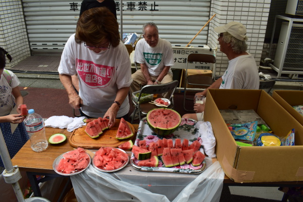 割ったスイカはみんなで食べましょう