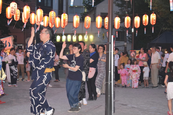 若い方も見事な踊り