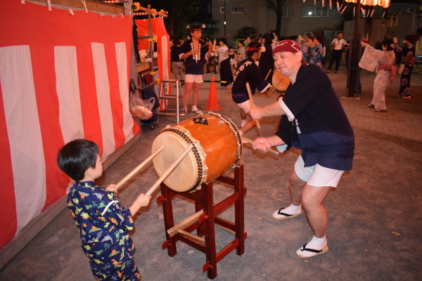 お子さんも太鼓を叩かせてもらえます