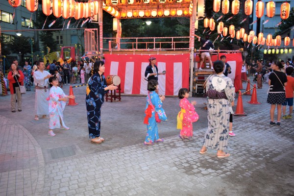 子どもたちも一緒に踊ります