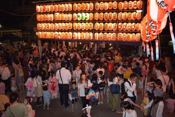 恒例のお菓子配布㈪