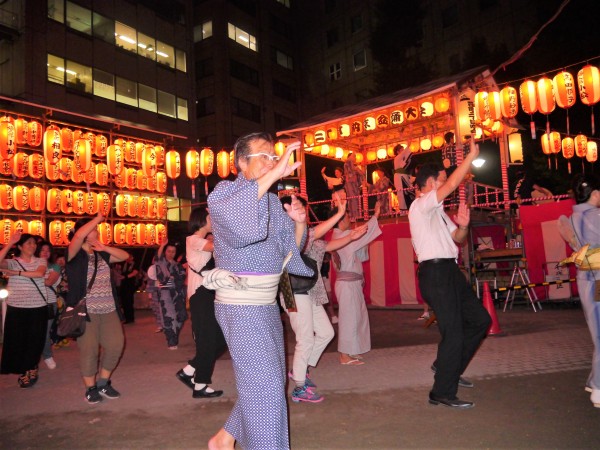 司会の方も踊ります