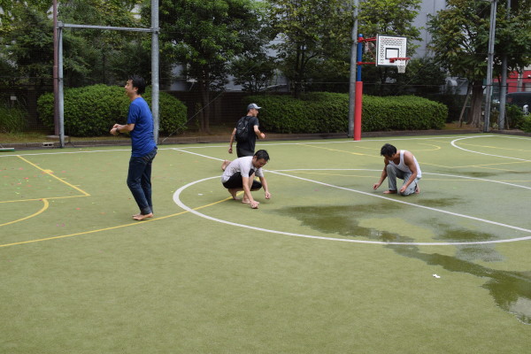 仕上げは大人が（水鉄砲に気を付けて）