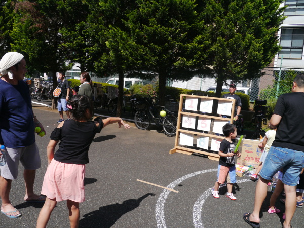 大きい子と小さい子で投げる距離が違います