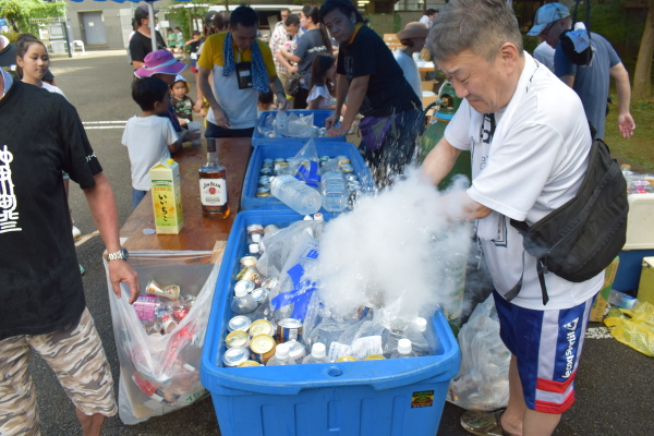 液体窒素で飲み物を冷やす小川町北三町会の前青年部長さん