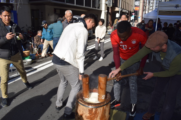 膝を使って、腰を入れて…