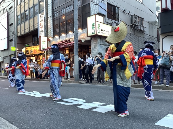 お囃子に合わせたゆったりとした踊りです