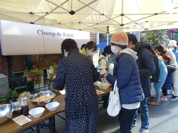 並んでお餅を貰います