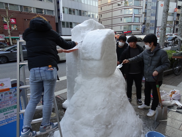 脚立を使って作業します