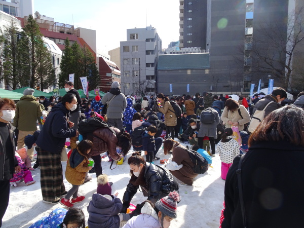 ご家族で雪あそびを楽しんでいます！