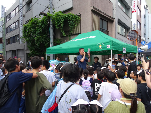 片山青年部長が読み上げます