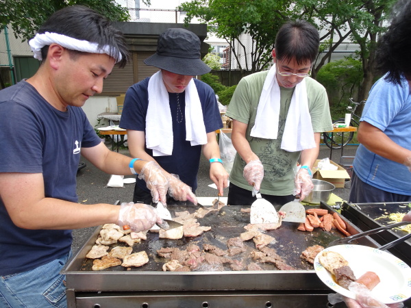 様々な種類のお肉が焼かれています