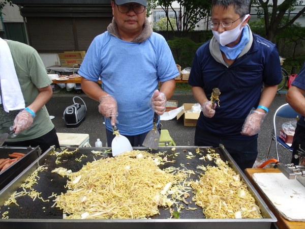 お祭りでしか見られない量の焼きそばです