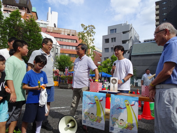 竹之内会長がくじを引きます