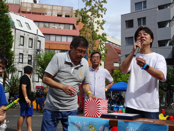 次は小林会長がくじを引きます