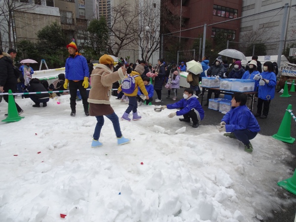 見つけたお宝を渡して…