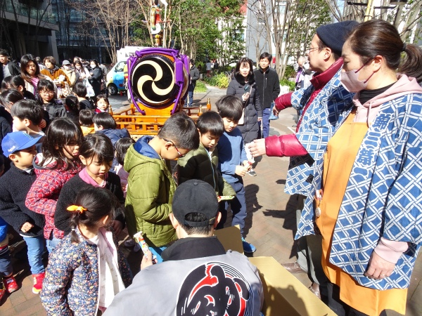 お菓子を受け取ります