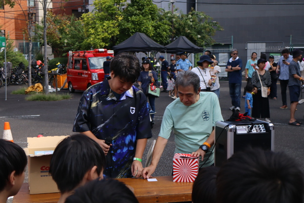 小関町会長がクジを引き...