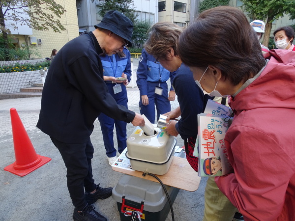 発電機に燃料を入れます