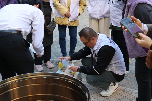 灯油缶は上下2箇所に穴を開けるのだそうです