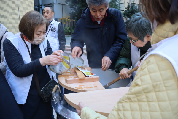 もう1台でレトルトカレーを温めていました