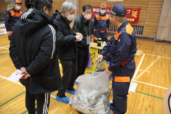 新聞紙入りの袋に足を入れると暖かい