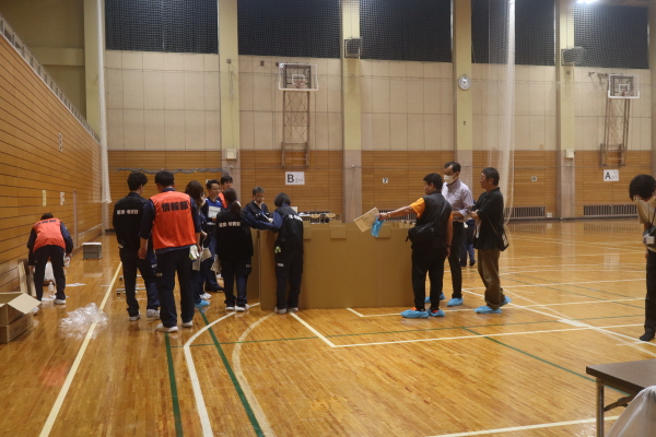 ダンボールベッドの組み立て