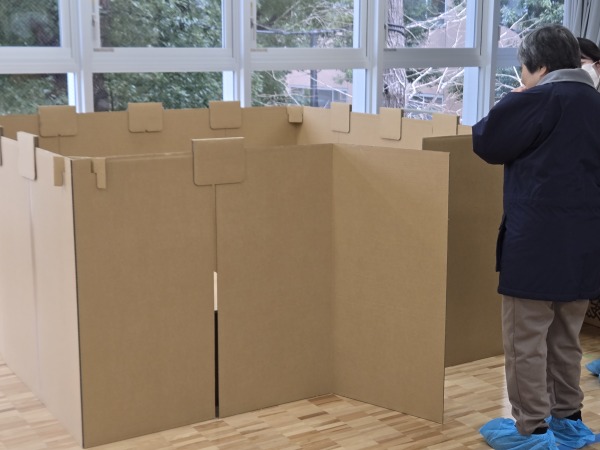 ダンボールベッド　実際には体育館に設置します